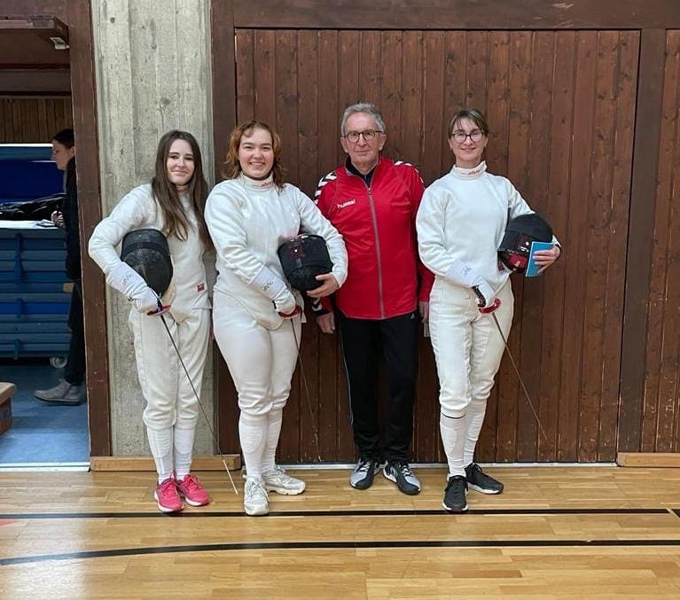 Fechten Rottal-Inn / Turnierreifeprüfung vom 20.01.2024. Bild der Damen mit ihrem Trainer: Von links: Lisa Bruckmeier, Sandra Roseneder, Roland Callies und Eileen Hermann.